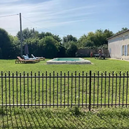 Longere Charentaise En Pleine Campagne Vallonnee. Casa de Férias Moulons