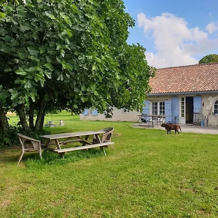 Longere Charentaise En Pleine Campagne Vallonnee. Casa de Férias