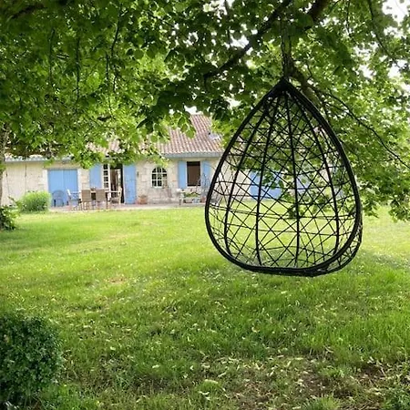 Casa de Férias Longere Charentaise En Pleine Campagne Vallonnee. *